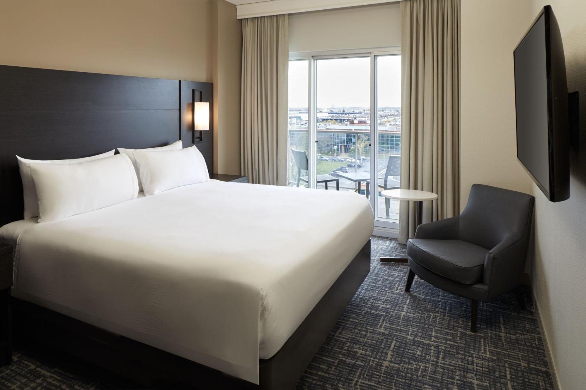 Hotel By Marriott Montreal Airport 4*