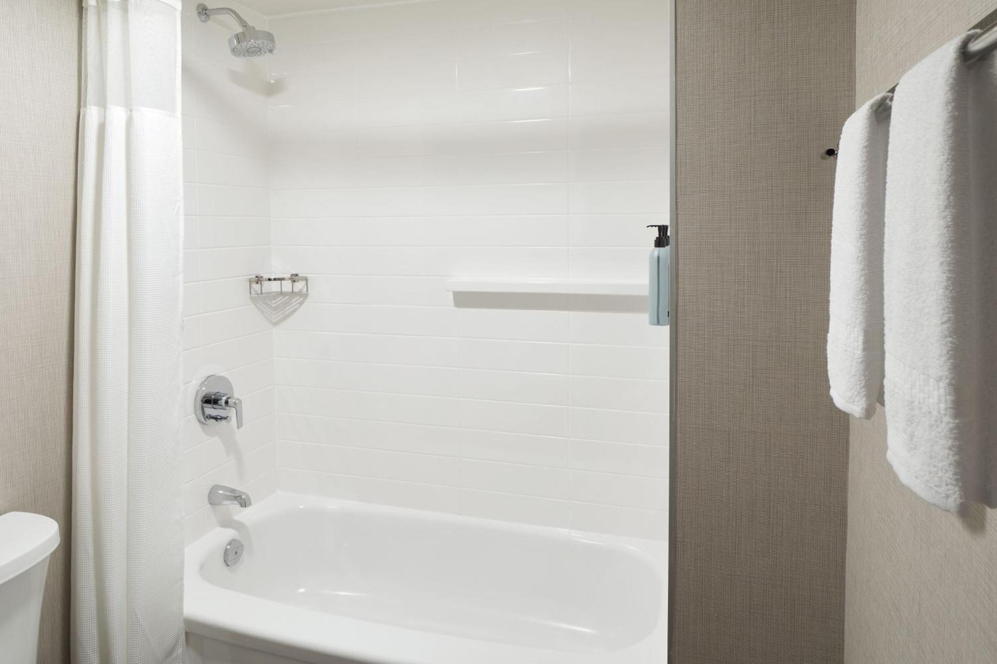 By Marriott Montreal Airport Hotel 4*