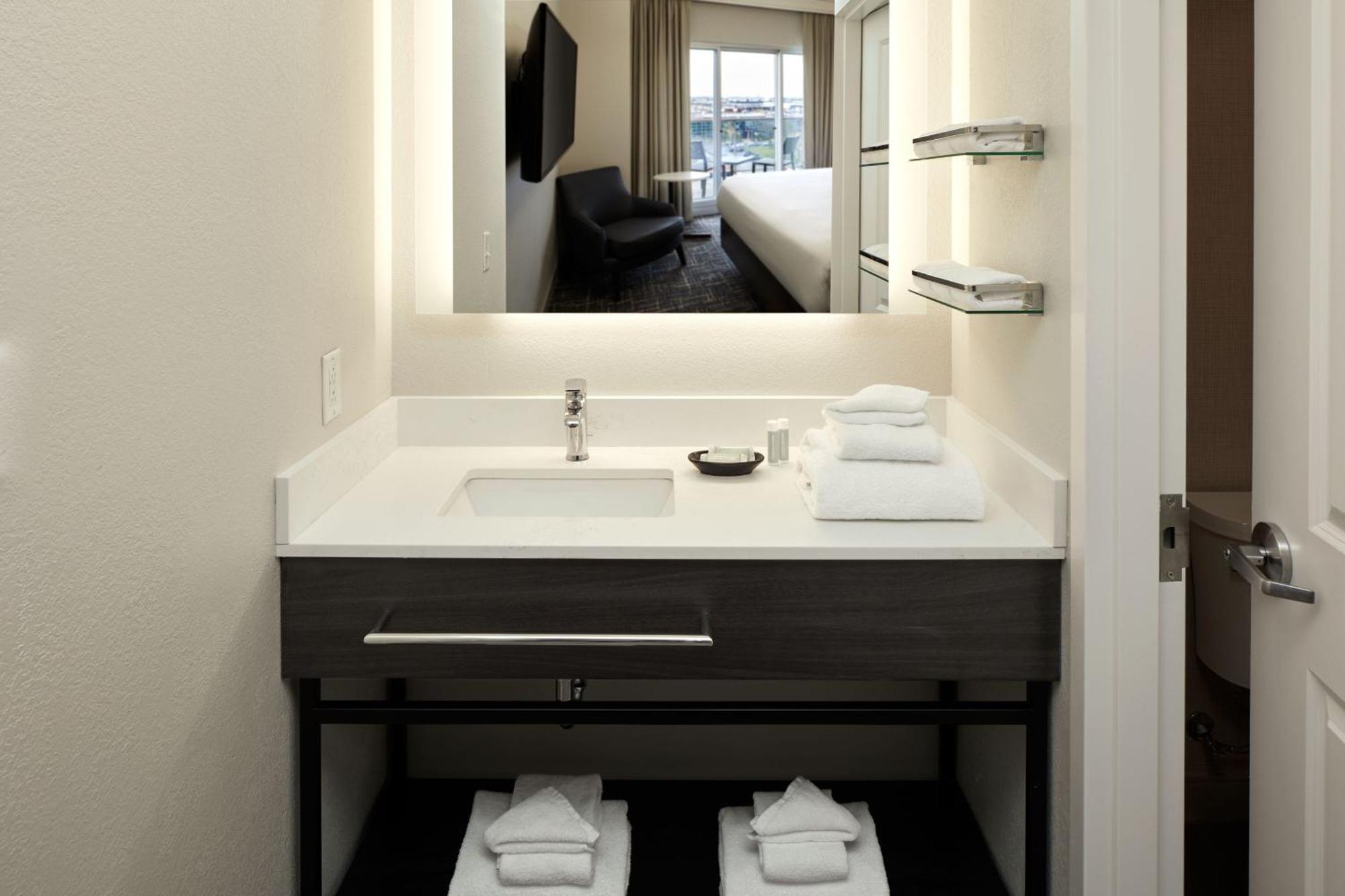 By Marriott Montreal Airport Hotel Dorval