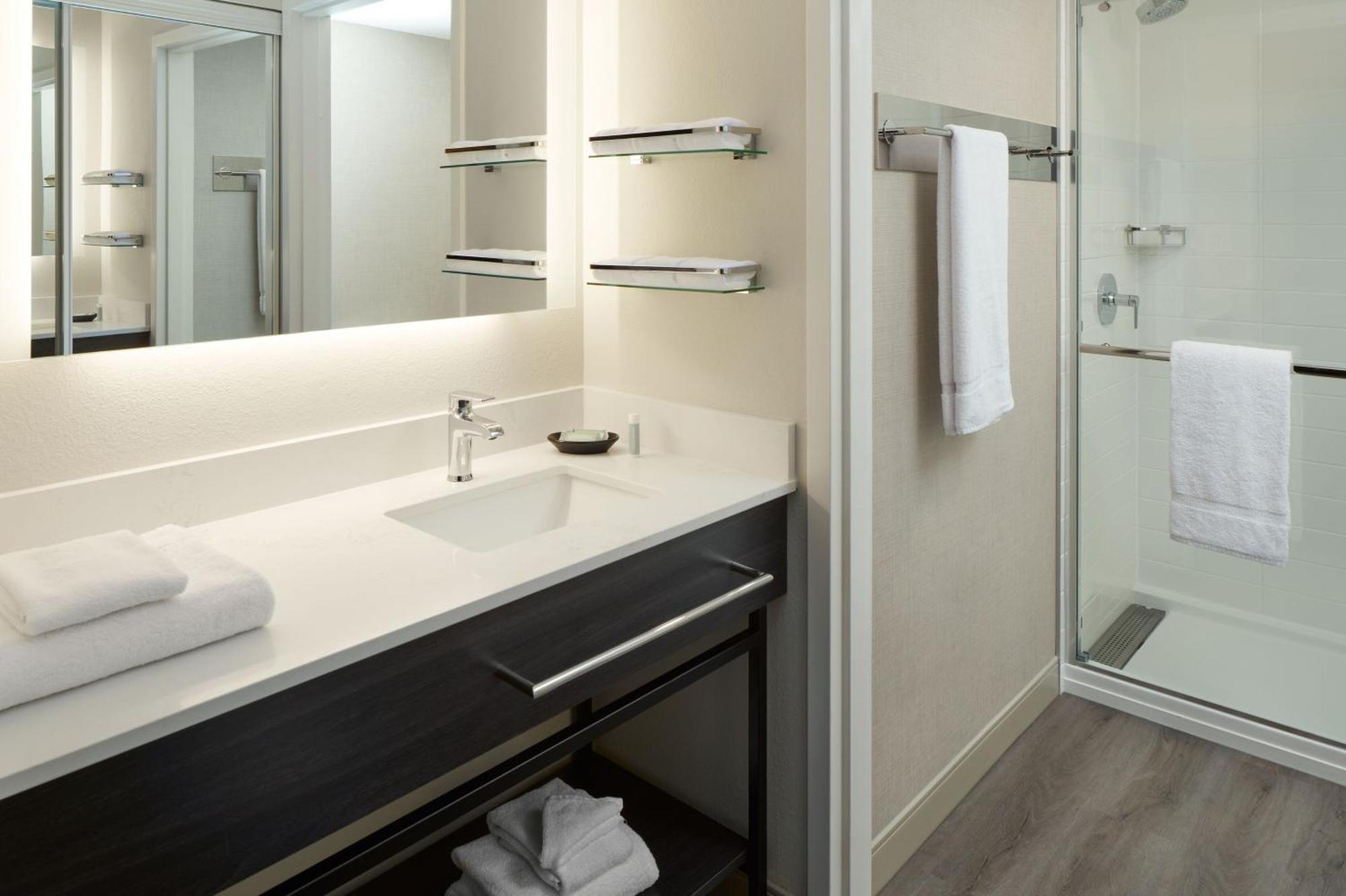 Hotel By Marriott Montreal Airport Dorval