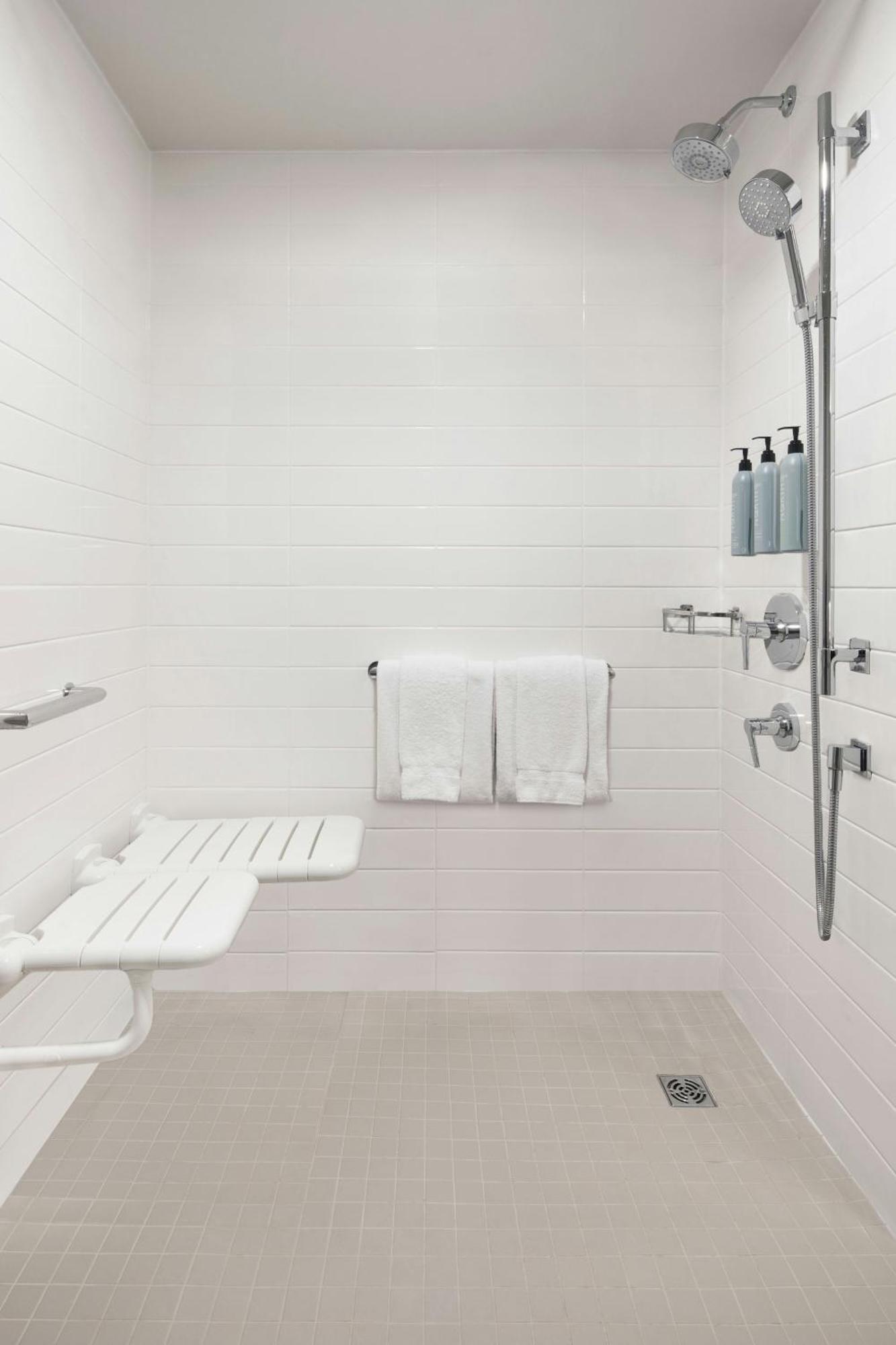 By Marriott Montreal Airport 4*